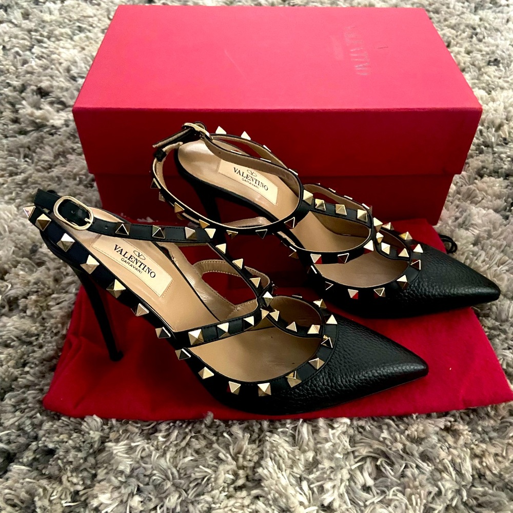 VALENTINO GARAVANI Black leather & Gold stud pumps